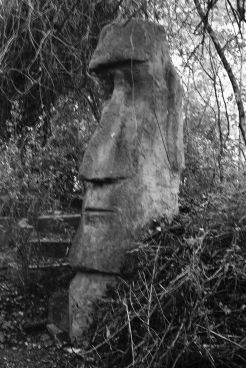 Een Moai in de ecologische tuin. Klik op de foto voor een grotere afbeelding.